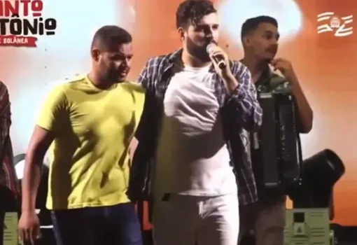 Cantor que recebeu no palco suspeito de matar ex namorada revela tristeza