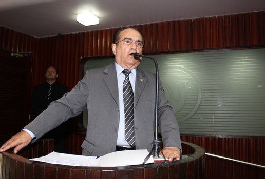 Ivaldo Moraes durante discurso na Assembleia Legislativa da Paraíba.