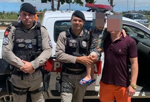 Policiais salvam criança que se engasgou em restaurante na Paraíba