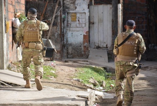 Polícia Militar durante operação em busca de suspeitos de homicídios.