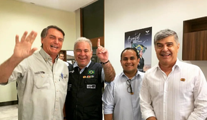 Antes do embarque: Bolsonaro, Marcelo Queiroga, Tercio Arnaud e Wellington Roberto.