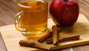 Chá de maçã com canela (Imagem: Nannycz | Shutterstock)