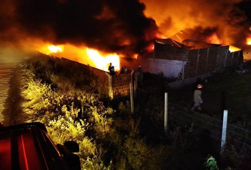 Incendio fabrica reciclaveis queimadas pb 2