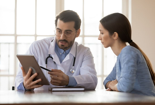 Se, mesmo com exames dentro dos padrões, o mal-estar persiste, os sintomas precisam ser investigados (Imagem: fizkes | Shutterstock)