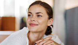 A maquiagem com pele natural, viço saudável, toque corado e luminosidade discreta é a grande tendência desta primavera (Imagem: ShotPrime Studio | Shutterstock)