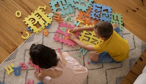 Crinaca brincando com brinquedos de quebra cabeca