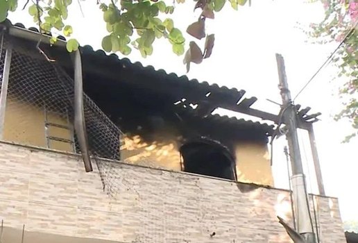 Casa parcialmente incendiada após adolescente matar pais e atear fogo no imóvel