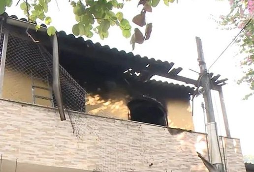 Casa parcialmente incendiada após adolescente matar pais e atear fogo no imóvel