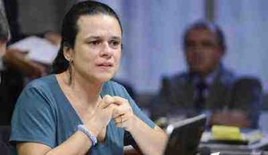 Janaina Paschoal defende Bebianno e critica demora de Bolsonaro