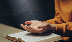 Os salmos têm o poder de afastar o mal (Imagem: chayanuphol | Shutterstock)