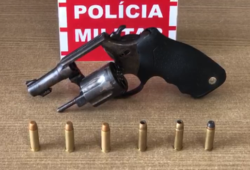 Policia faz apreensao de arma no bairro Sao Jose em joao pessoa