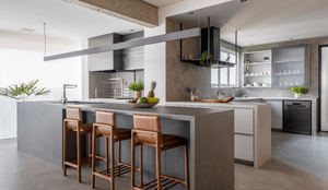 A bancada é um elemento versátil e funcional no ambiente (Projeto: Rawi Arquitetura + Design | Imagem: Rafael Renzo)