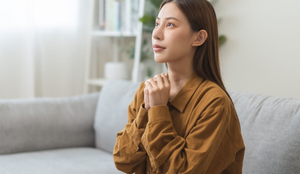 Contar com um momento de conexão espiritual ajuda a organizar os pensamentos e a recuperar o equilíbrio (Imagem: Kmpzzz | Shutterstock)