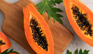 As sementes do mamão têm propriedades benéficas para a saúde (Imagem: Romix Image | Shutterstock)