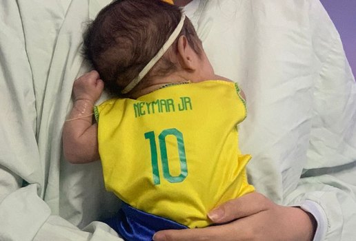Bebês prematuros enviam mensagens de incentivo para a Seleção Brasileira