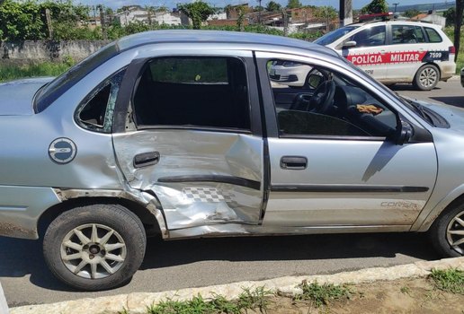 Suspeitos roubaram um carro para tentar fugir de policiais.