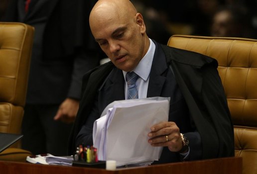 Bolsonaro formaliza pedido de impeachment de Alexandre de Moraes