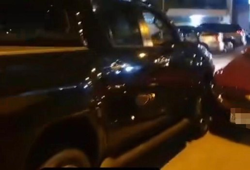 Homem bateu em alguns carros até ser encaminhado à Central de Polícia