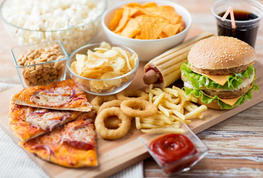 O consumo excessivo de alimentos ultraprocessados pode prejudicar a saúde (Imagem: Ground Picture | Shutterstock)
