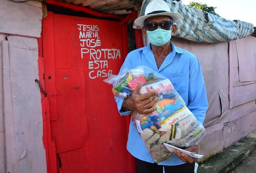 Famílias buscam cestas básicas, de forma emergencial, em João Pessoa.