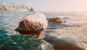 Caminhar à beira-mar ou apreciar a natureza pode trazer benefícios terapêuticos para a saúde (Imagem: panophotograph | Shutterstock)