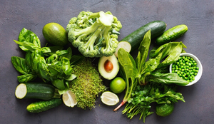 Os vegetais verde-escuros são ricos em nutrientes que aumentam a saúde física e mental do corpo (Imagem: KucherAV | Shutterstock)