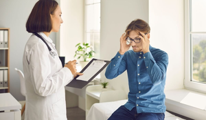 A avaliação médica individual é essencial para recomendação do plano de tratamento mais adequado para cada caso (Imagem: Studio Romantic | Shutterstock)