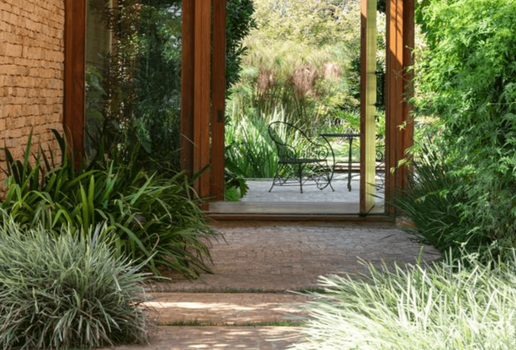 Conhecer o ciclo das plantas e como elas reagem ao inverno garante bons resultados no paisagismo (Projeto de arquitetura: Gilda Meirelles | Paisagismo: Catê Poli | Foto: Evelyn Muller)