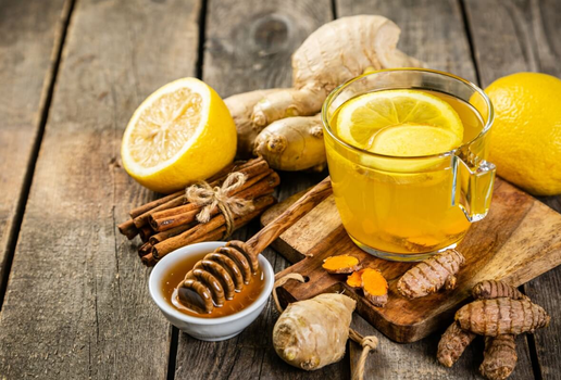 Chá de gengibre com limão e canela (Imagem: Oleksandra Naumenko | Shutterstock)
