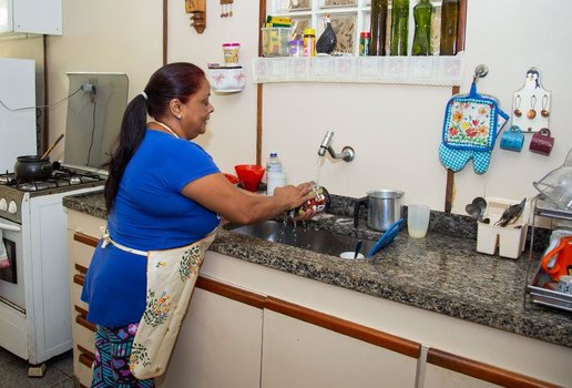 Na PB, mulheres dedicam o dobro do tempo de homens em trabalhos domésticos
