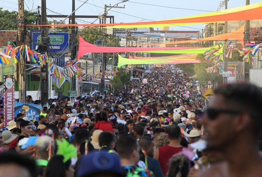 Festas de carnaval reúnem uma multidão na cidade