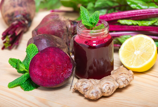 Suco de beterraba com gengibre e limão (Imagem: xamnesiacx84 | Shutterstock)
