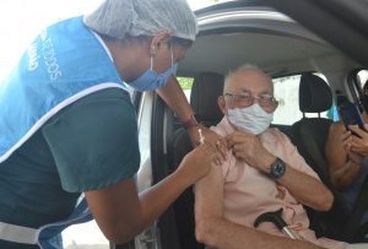 Mais de 2 1 mil pessoas foram vacinadas no segundo dia de imunizacao em pontos de drive thru