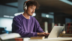 Elaborar um artigo científico requer clareza na redação e domínio das normas técnicas (Imagem: Gorodenkoff | Shutterstock)