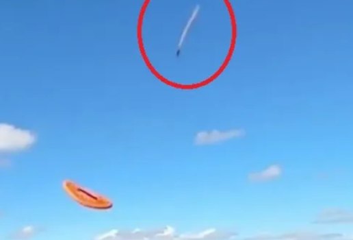 Britanico registra possivel OVNI enquanto filmava cao brincando em colina