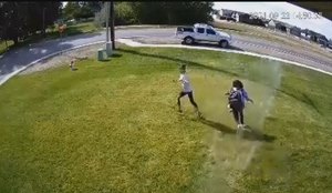 Homem usa irrigador para expulsar invasores de seu gramado