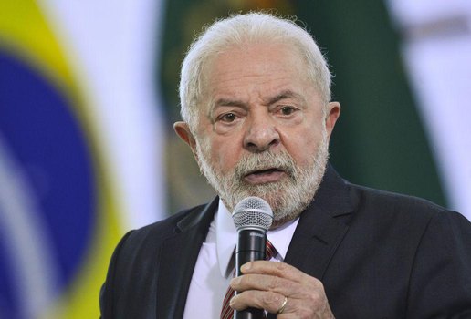Médicos cogitam cirurgia para Lula, mas agenda política atrapalha