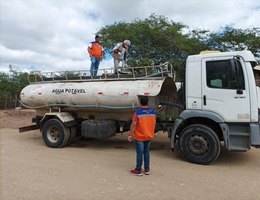 Distribuição de água garante acesso dos moradores de áreas rurais à água tratada em tempos de estiagem