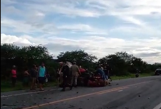 Três pessoas morreram no momento do acidente, na BR-230