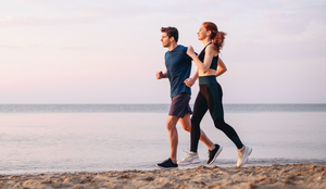Correr na areia ajuda a fortalecer os músculos (Imagem: Evgeniy Zhukov | Shutterstock)