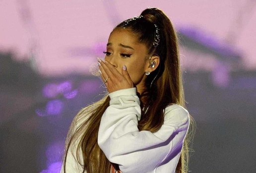 Apos fim de noivado Ariana Grande posa beijando garota