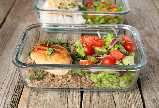 Frango grelhado com salada e trigo-sarraceno (Imagem: New África | Shutterstock)