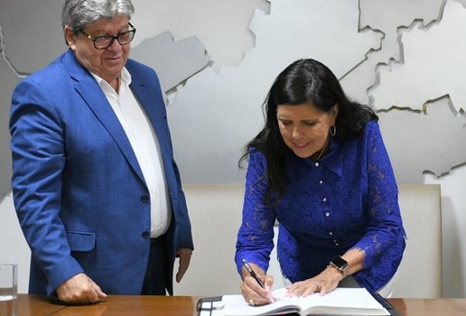 Assinatura dos documentos aconteceu no gabinete do governador