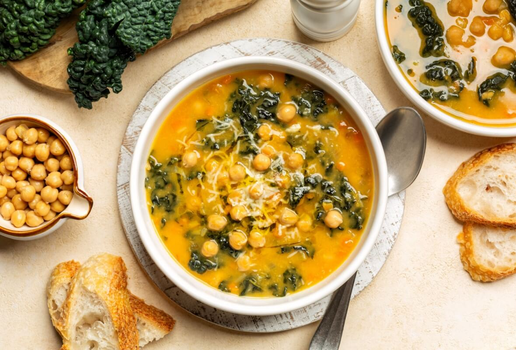 Sopa de grão-de-bico com couve e legumes (Imagem: OlgaBombologna | Shutterstock)