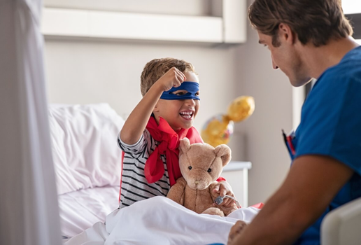 É importante estar atento aos sintomas do câncer infantil (Imagem: Rido | Shutterstock)