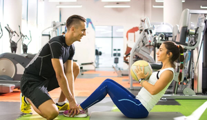 A prática de atividade física é uma importante aliada contra a gordura abdominal (Imagem: Bojan Milinkov | Shutterstock)