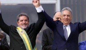 FHC passando a faixa para Lula em 2002 (Foto: Divulgação / PR)