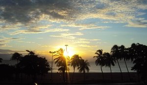 Amanhecer na capital foi marcado por sol com algumas nuvens