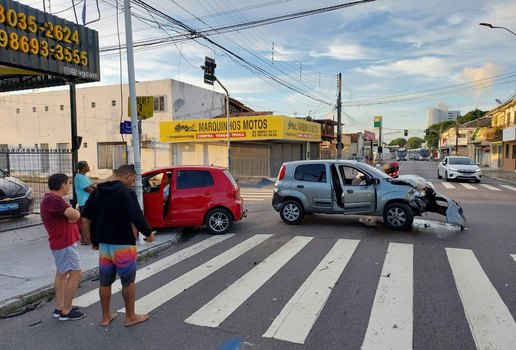 Carros colidiram em cruzamento na avenida Vasco da Gama