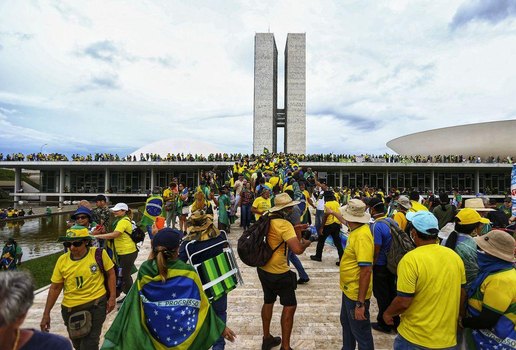 Atos golpistas aconteceram na Praça dos Três Poderes, em Brasília